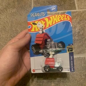Hot Wheels Snoopy Doghouse Car Peanuts HW Screen Time 4/10 Red/white